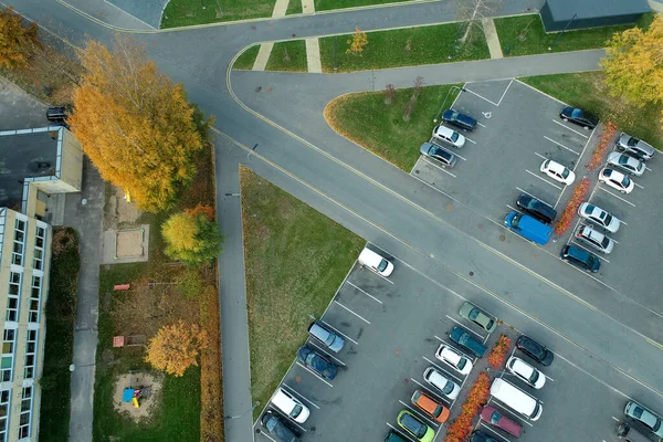 Antenn Utsikt Över Parkerade Bilar Nära Liten Trädgård Med Fallande — Stockfoto