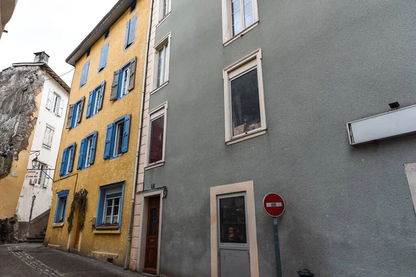 Las Calles Les Thermes Con Fachadas Edificios Colores Francia —  Fotos de Stock