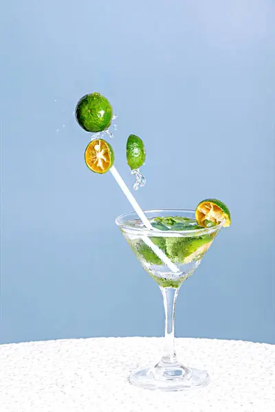Eine Vertikale Aufnahme Einer Limettenscheibe Die Über Einem Glas Alkoholischen — Stockfoto