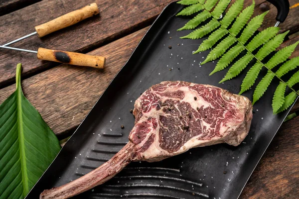 Kemiğin Üzerinde Bir Parça Çiğ Biftek Yukarıdan Gelen Baharatlar — Stok fotoğraf