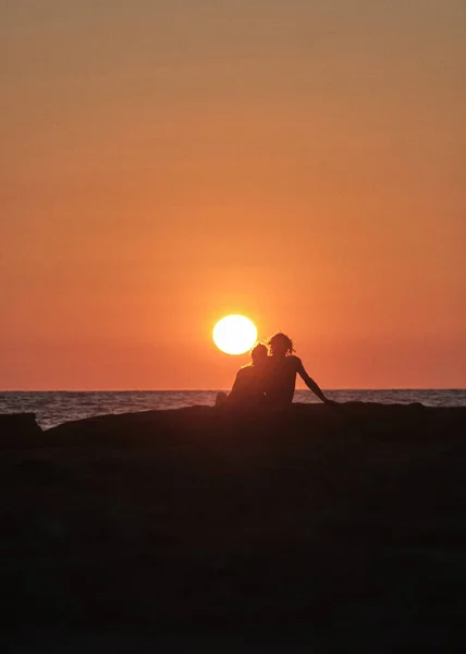 Mladý Pár Užívající Malebného Západu Slunce — Stock fotografie