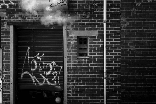 在干洗店后巷的后门 一张灰白色的涂鸦照片 墨尔本 澳大利亚 — 图库照片
