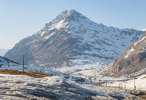 Τοπίο Μιας Ορεινής Κοιλάδας Καλυμμένης Χιόνι Και Δρόμος Που Περνά — Φωτογραφία Αρχείου