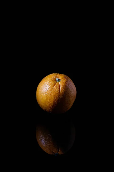 Eine Vertikale Nahaufnahme Einer Mandarine Isoliert Auf Schwarzem Hintergrund Mit — Stockfoto