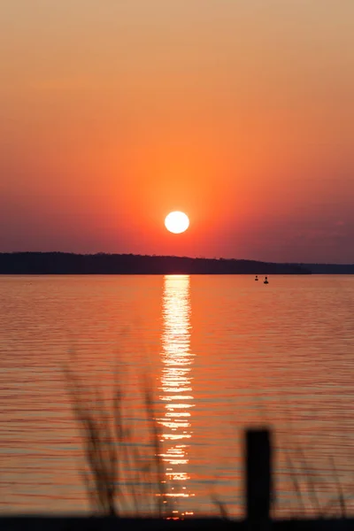 Ein Schöner Blick Auf Den Sonnenuntergangshimmel Über Dem Friedlichen Meer — Stockfoto