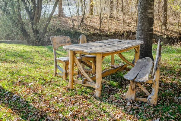 ノヴィ セルビアの街の近くドナウ川のほとりに木製のテーブルと椅子の閉鎖 — ストック写真