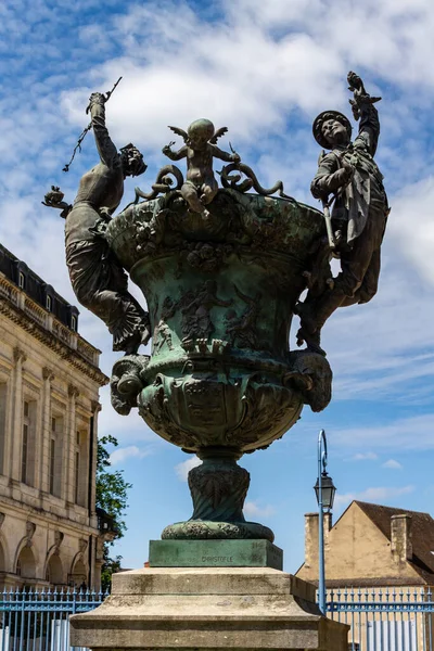 Bourges Katedrali, Fransa ve Avrupa 'nın bahçesindeki süslenmiş vazonun dikey çekimi.