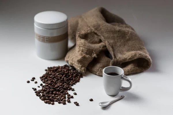 Kopp Kaffe Med Rostade Bönor Och Behållare Isolerad Vit Bakgrund — Stockfoto