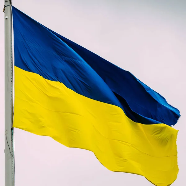 Malownicze Ujęcie Ukraińskiej Flagi Podczas Wietrznej Pogody — Zdjęcie stockowe