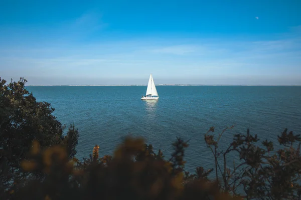 Een Prachtige Opname Van Een Witte Kleine Boot Een Zee — Stockfoto