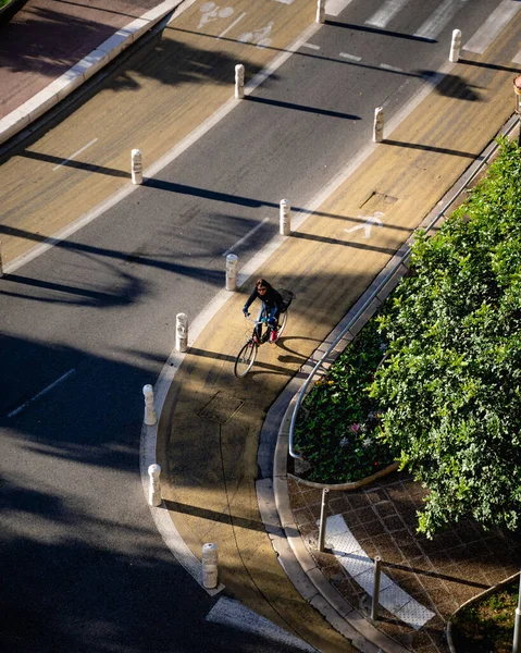 Eine Vertikale Luftaufnahme Einer Frau Auf Einem Fahrrad Auf Der — Stockfoto
