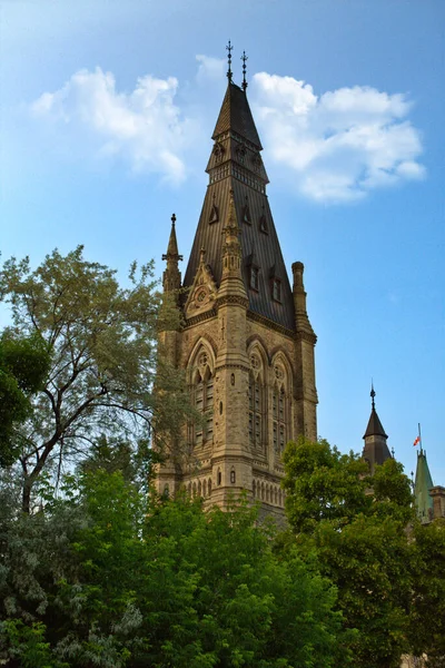 Tiro Vertical Belo Exterior Uma Torre Catedral — Fotografia de Stock