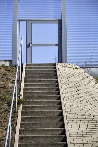 Eine Nahaufnahme Der Treppe Vor Dem Gebäude — Stockfoto