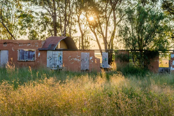 Malebný Pohled Opuštěnou Kovovou Konstrukci Vyschlém Poli Při Západu Slunce — Stock fotografie