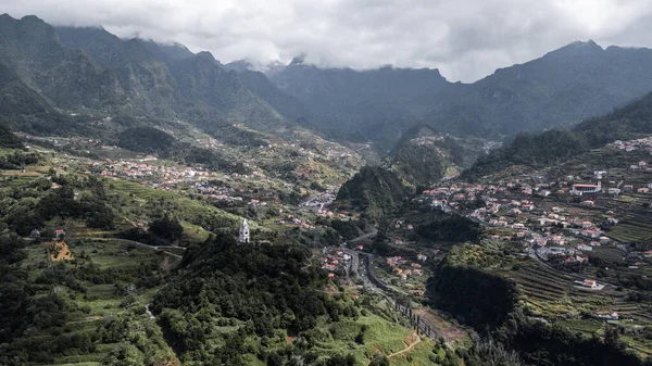 Horní Pohled Vesnici Ležící Mezi Horami Lesy — Stock fotografie