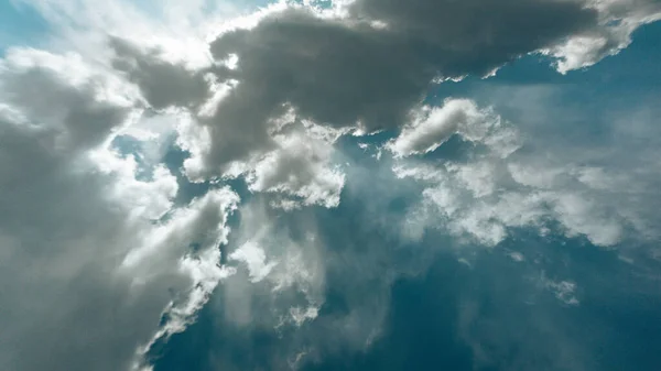 空の白い雲に照りつける太陽の美しい景色 — ストック写真