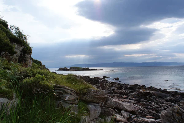 Malebný Pohled Skalnaté Pobřeží Horskou Krajinu Skotsku Pod Zataženou Oblohou — Stock fotografie