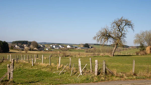 Una Cerca Campo Con Casas Fondo Vaux Sur Sure Bélgica —  Fotos de Stock