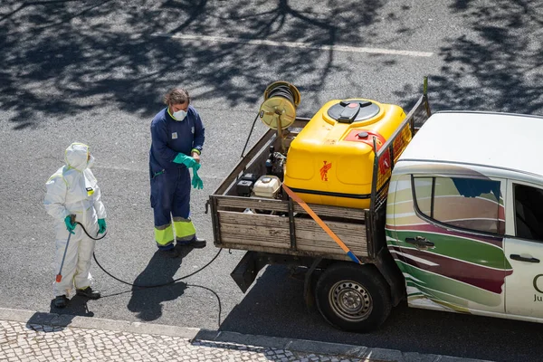 Una Foto Escénica Equipo Desinfectando Las Calles Lisboa Portugal Del —  Fotos de Stock