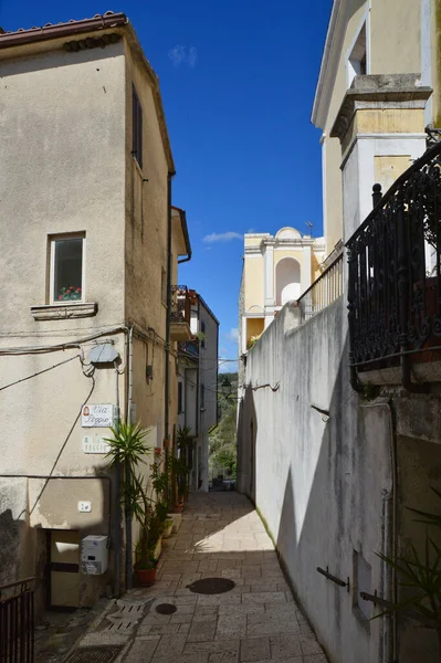 Een Smalle Straat Tussen Huizen Van Ailano Een Dorp Provincie — Stockfoto