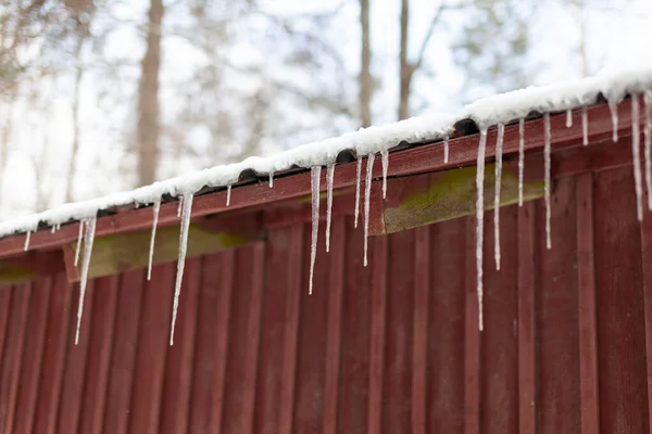 Primer Plano Icicle Colgando Del Techo Rojo — Foto de Stock