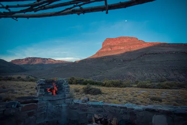 Fuego Una Chimenea Piedra Con Paisaje Montaña Fondo Por Noche —  Fotos de Stock