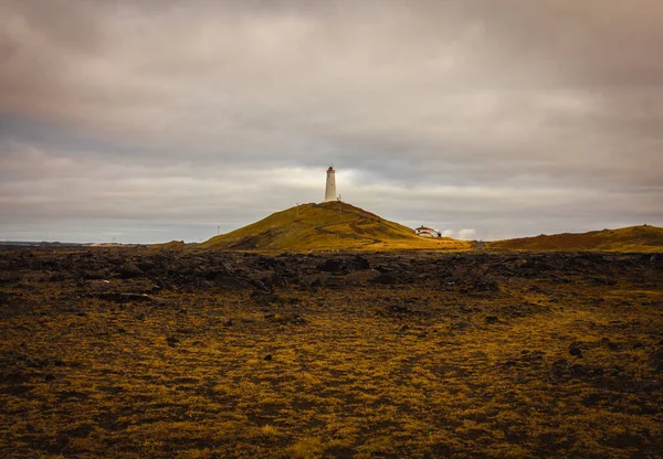 冰岛一座山上的雷克雅尼斯灯塔的风景 — 图库照片