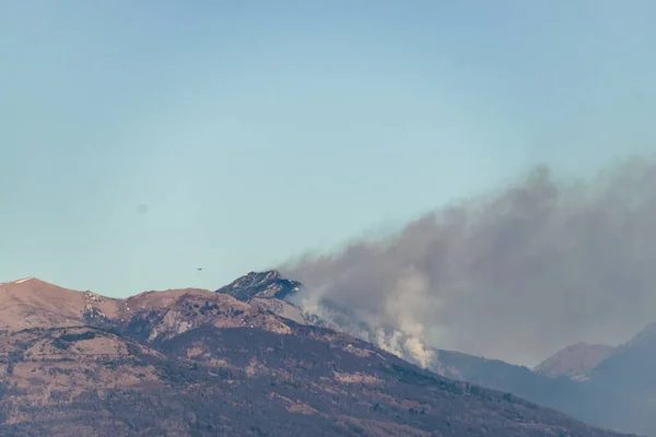 Een Prachtig Uitzicht Een Berg Met Een Blauwe Lucht — Stockfoto