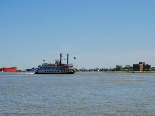 ニューオーリンズ市 ニューオーリンズのミシシッピ川沿いのリバーボート — ストック写真