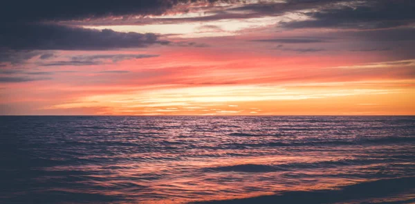 風光明媚な夕日の美しい海の景色を魅惑的なビュー — ストック写真