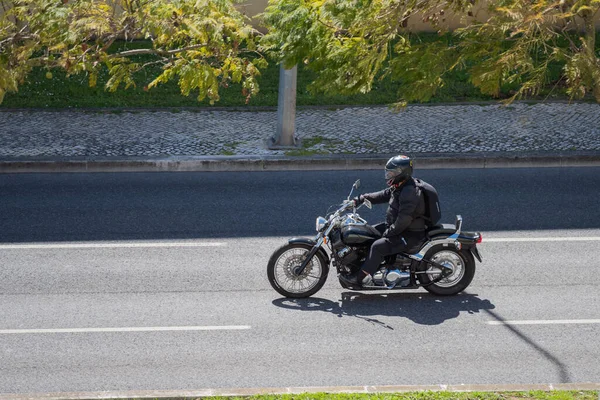 Duże Ujęcie Kąta Fajnego Jeźdźca Skórzanym Stroju Motocyklu Drodze — Zdjęcie stockowe