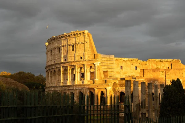 Het Beroemde Romeinse Colosseum Verlicht Door Zonsondergang Zon — Stockfoto