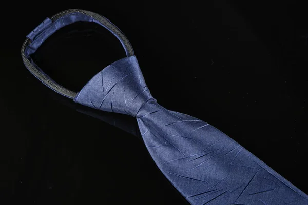 Una Corbata Cremallera Azul Con Nudo Corbata Sobre Fondo Negro — Foto de Stock