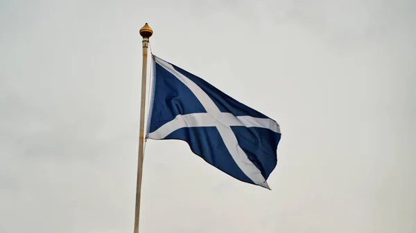 Флаг Шотландии Машущий Шесте Против Серого Облачного Неба — стоковое фото