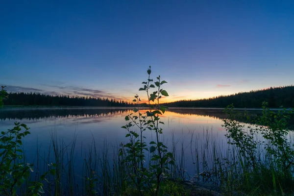 Een Helder Blauwe Oranje Zonsondergang Hemel Boven Een Plas Een — Stockfoto