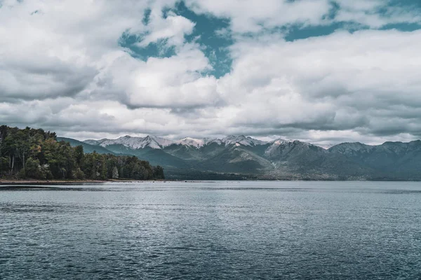 Ein Malerischer Blick Auf Den See Mit Wald Und Bergen — Stockfoto