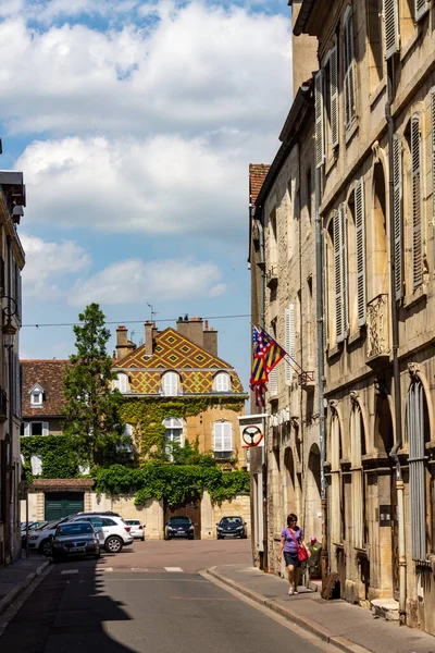 フランス ディジョンのダウンタウンで晴れた日に青い曇り空に対する通りや歴史的建造物の美しいショット — ストック写真