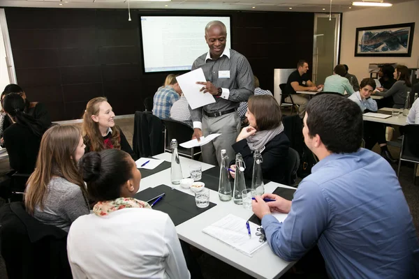 Üniversite öğrencilerinin bir atölyeye katıldığı yakın çekim.