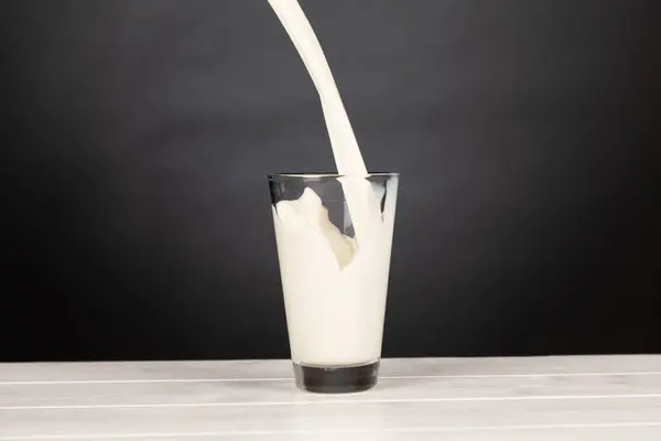 Nahaufnahme Einer Tasse Milch Vor Schwarzem Hintergrund — Stockfoto