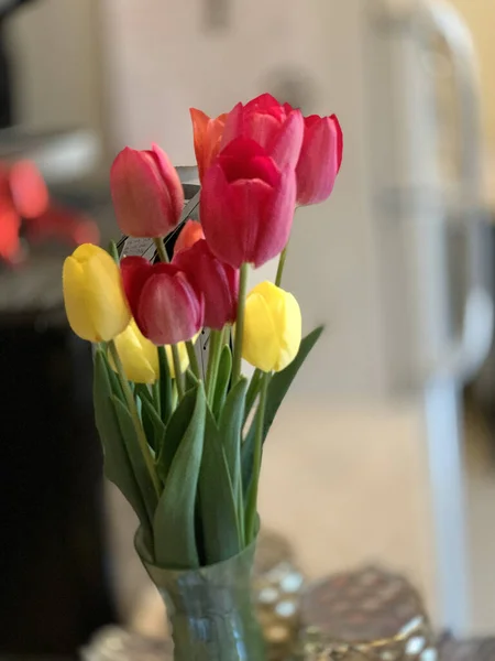 Pionowe Ujęcie Czerwonych Żółtych Tulipanów Wazonie — Zdjęcie stockowe