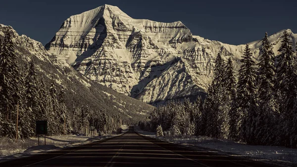 Vacker Utsikt Över Berget Robson Fångas Från Motorväg Klar Dag — Stockfoto