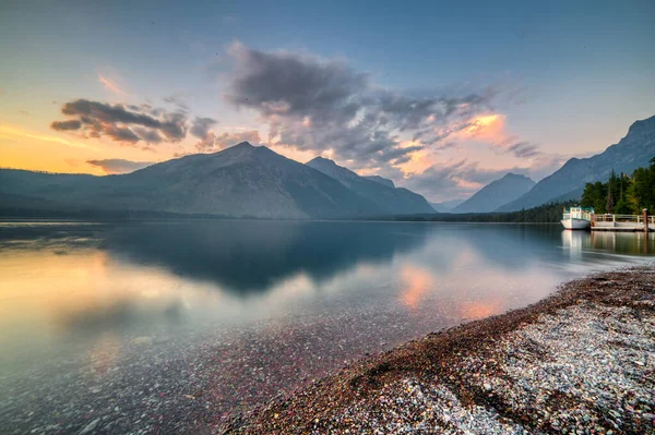 Una Vista Impresionante Del Lago Mcdonald Con Muelle Atardecer Parque —  Fotos de Stock