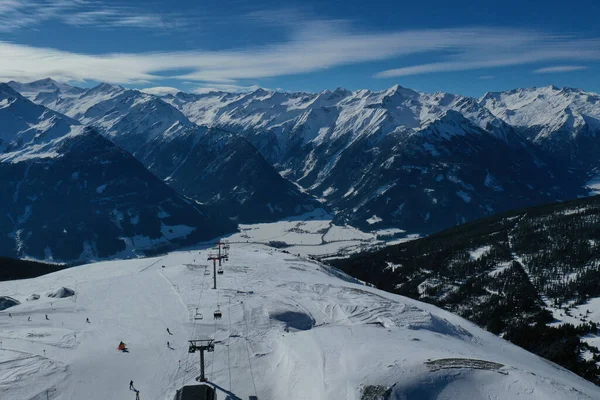 Eine Luftaufnahme Von Schönen Schneebedeckten Bergen Und Sesselliften Einem Kalten — Stockfoto