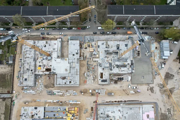 Şlek Bir Caddenin Önünde Vinçleri Olan Bir Inşaat Alanının Havadan — Stok fotoğraf