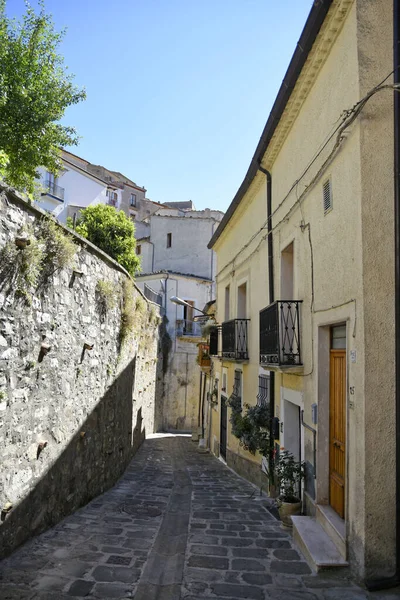 意大利Basilicata地区Calvello村一条狭窄街道的垂直截图 — 图库照片