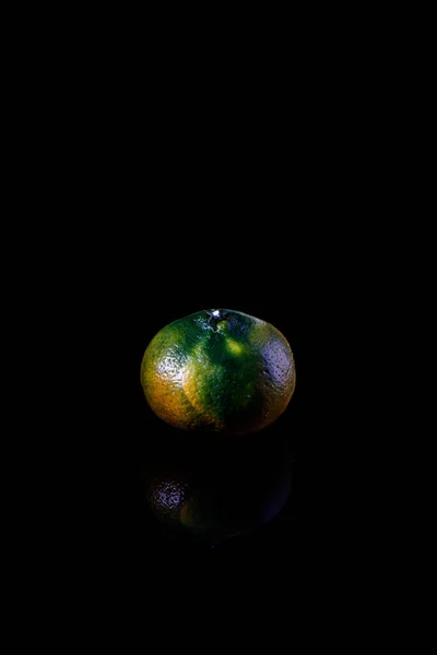 Egy Részben Zöld Mandarin Függőleges Közelsége Fekete Alapon Elszigetelve — Stock Fotó