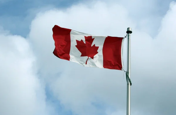 Belo Tiro Bandeira Canadense Acenando Com Nuvens Brancas Fundo Céu — Fotografia de Stock