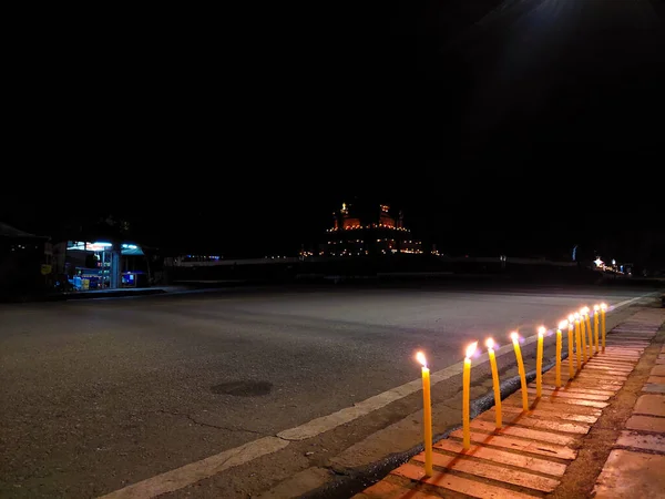 Eine Brennende Kerze Auf Dem Gehweg Neben Der Straße Und — Stockfoto
