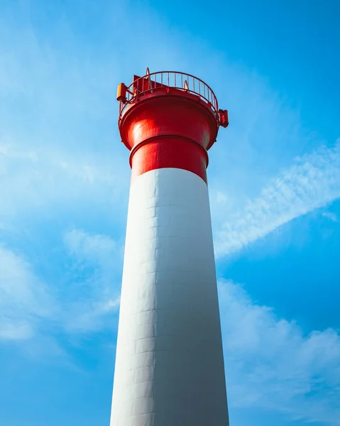 法国埃克斯岛上一座地标的艾克斯灯塔在蓝天的映衬下低角拍摄 — 图库照片