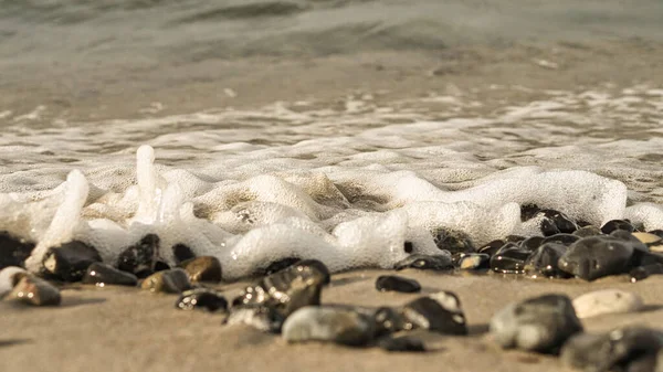 Una Playa Mar Báltico Con Muchos Pedernales Además Olas Rodando — Foto de Stock